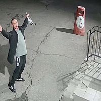 Приметы: пьяный и с бутылкой. Полиция ищет подозреваемого в поджоге на Маскачке