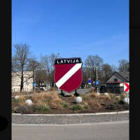 Теперь истолкуют иначе? Огре украсили символом легионеров прямо перед 16 марта