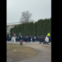 Прямо посреди Плявниеков?! Очевидцы засняли толпу молящихся мусульман Прямо посреди Плявниеков?! Очевидцы засняли толпу молящихся мусульман