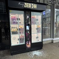 «Если подарили такой букет, знай — он краденый!» В Риге вскрыли автомат по продаже цветов (ВИДЕО)