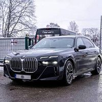 «Наши люди в булочную на такси не ездят!» В сети обсуждают авто президента Латвии