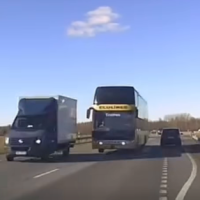 Водитель двухэтажного автобуса «Эколайн» идет на обгон: опасный манёвр на Бауском шоссе (ВИДЕО)