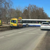 Столкнулись городской автобус и легковушка: ДТП в Риге