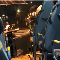 «Плати 27 центов или выметайся!» Бабушку-инвалида чуть не выбросили из автобуса: а что же зрители?