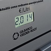 Латвийская аномалия: у нас дизель уже по два евро — а что у соседей?