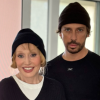 Худенькая, в брендах и с тростью: Алла Пугачева фанатам в фото не отказывает