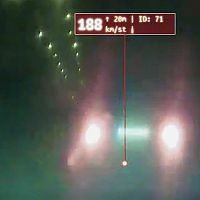 Без техосмотра и страховки, c чужими номерами: лихач рассекал по улицам Риги (ВИДЕО)