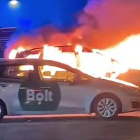 Огненный шар охватил машину: пожар у торгового центра в Пурвциемсе (ВИДЕО)