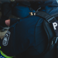 Бил, душил, связал руки и ноги: полиция освободила рижанку от родного мужа