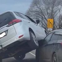 Подмял под себя: движение в Плявниеки затруднено из-за аварии (ВИДЕО)