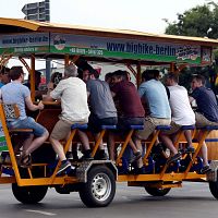 Катаются пьяные и плюют на наши законы: народу не нравятся пивобайки в Старой Риге Катаются пьяные и плюют на наши законы: народу не нравятся пивобайки в Старой Риге