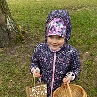 Исчезла со двора: в Курземе ищут пропавшую семилетнюю девочку