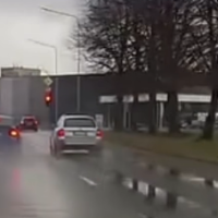 Так можно было? По встречной, в Риге, днем — на красный! (ВИДЕО)