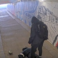 В тоннеле в центре Риги едва не убили мужчину: полицейским пришлось делать массаж сердца (ВИДЕО)