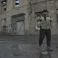 Повредил «Теслу» и скрылся: полиция просит опознать мужчину на фото (ФОТО)