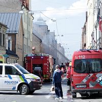 Большой пожар на Бруниниеку, огонь быстро распространяется, улица перекрыта