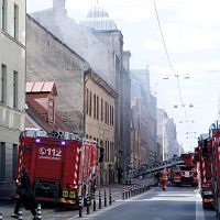 Большой пожар на Бруниниеку, огонь быстро распространяется, улица перекрыта