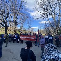 «Разместите иммигрантов в офисе «Единства»»: на Бастионке прошёл митинг