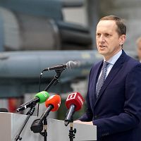 Госсекретарь Минобороны подал в отставку: что случилось?