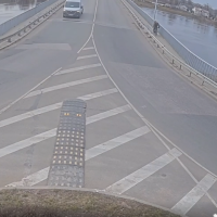 В Даугавпилсе велосипедист сбил женщину на тротуаре и попытался скрыться. ВИДЕО