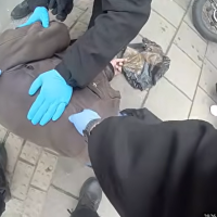 Упал без сознания на пешеходном переходе: как полицейские мужчину спасали. ВИДЕО