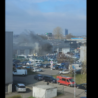 В здании официального представителя Volkswagen и Audi на Краста произошёл пожар: эвакуировали более 100 человек