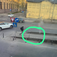 У Воздушного моста в Риге велосипедист на скорости врезался в коляску и травмировал девочку