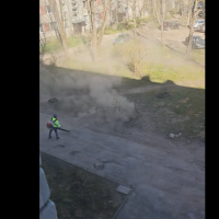 А дышать чем?! Как в спальном районе Риги двор от пыли убирали. ВИДЕО