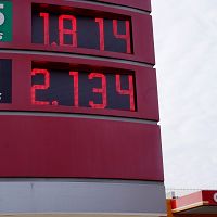 Это какое-то проклятье! Поляки снизили акциз на бензин — он подешевел. Латвия снизила — он подорожал