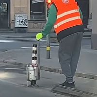 Вжик-вжик и 3000 евро в час: как поживают «столбики Стакиса» на улицах Риги