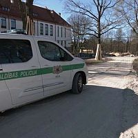 Во дворе рижской школы обнаружена бомба: дети и учителя эвакуированы