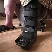 А какая связь? Женщине не назначают пенсию, пока она на больничном