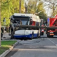 «Троллейбус не ждите»: в Кенгарагсе тяжелая авария, повален бетонный столб