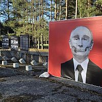 А с NKMP согласовали? Нет? Так это штраф! Баранник взялся выяснять детали установки плаката с Путиным у Саласпилсского мемориала