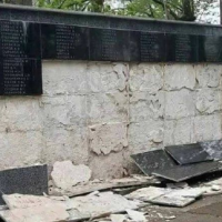 Вандализм или ветер плюс износ конструкции? В Иецаве поврежден мемориал советским воинам