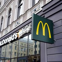 «Предлагаем 1060€ и дискриминацию по языковому признаку»: знание русского просят даже для работы в McDonald’s
