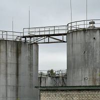 Пострадавшая от ударов дронов нефтебаза работу не возобновит: из соображений безопасности