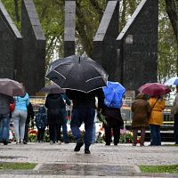 9 мая в Латвии: к могилам погибших воинов и мемориалу в Саласпилсе несут цветы (ФОТО)