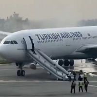 Загорелся! Но чуть-чуть… Из самолёта Turkish Airlines эвакуировали пассажиров (ВИДЕО)