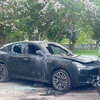 «Вряд ли это поджог»: в Ильгюциемсе сгорел внедорожник «мазерати»