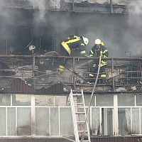 В Вентспилсе горел пятиэтажный дом; есть пострадавший (ФОТО, ВИДЕО)