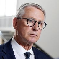 Это принципиально: Пунтулис ищет основания стереть русский язык с театра Чехова