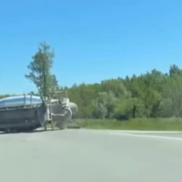 Необычная авария: у бетоновоза на ходу отвалилась цистерна (ВИДЕО) Необычная авария: у бетоновоза на ходу отвалилась цистерна (ВИДЕО)