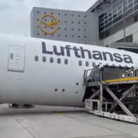 Самолёт рухнул носом вниз прямо у гейта: пассажиры должны были лететь в Лос-Анджелес