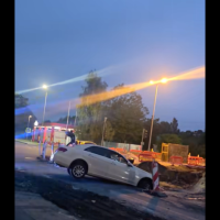 Не вписался! Ночью в Иманте автомобиль влетел в строительную яму Не вписался! Ночью в Иманте автомобиль влетел в строительную яму