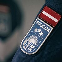 На два дня бросила ребенка без еды: в Лиепае полиция воспитывала горе-мать