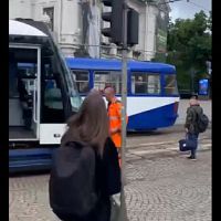 Трамваи полностью остановились: в центре Риги транспортный коллапс