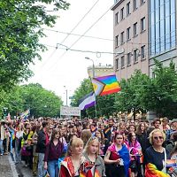 Vairāki tūkstoši cilvēku Rīgas centrā piedalās praida gājienā «Ceļš uz brīvību»