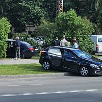Страшно ходить по тротуарам: в Ильгюцимсе машина вылетела на пешеходную зону. ФОТО