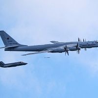 Британия заявила, что российский Ту-142 совершал опасные маневры около её авианосца